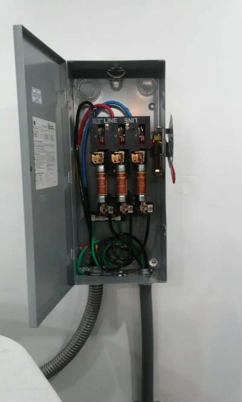 Three-phase disconnect switch installed for Smoke Detector Installation in Harrodsburg